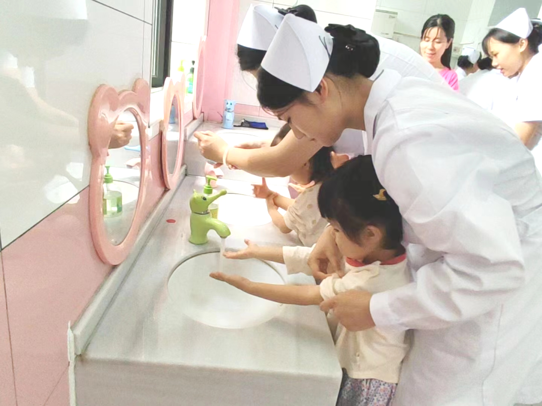 老師教小朋友們洗手