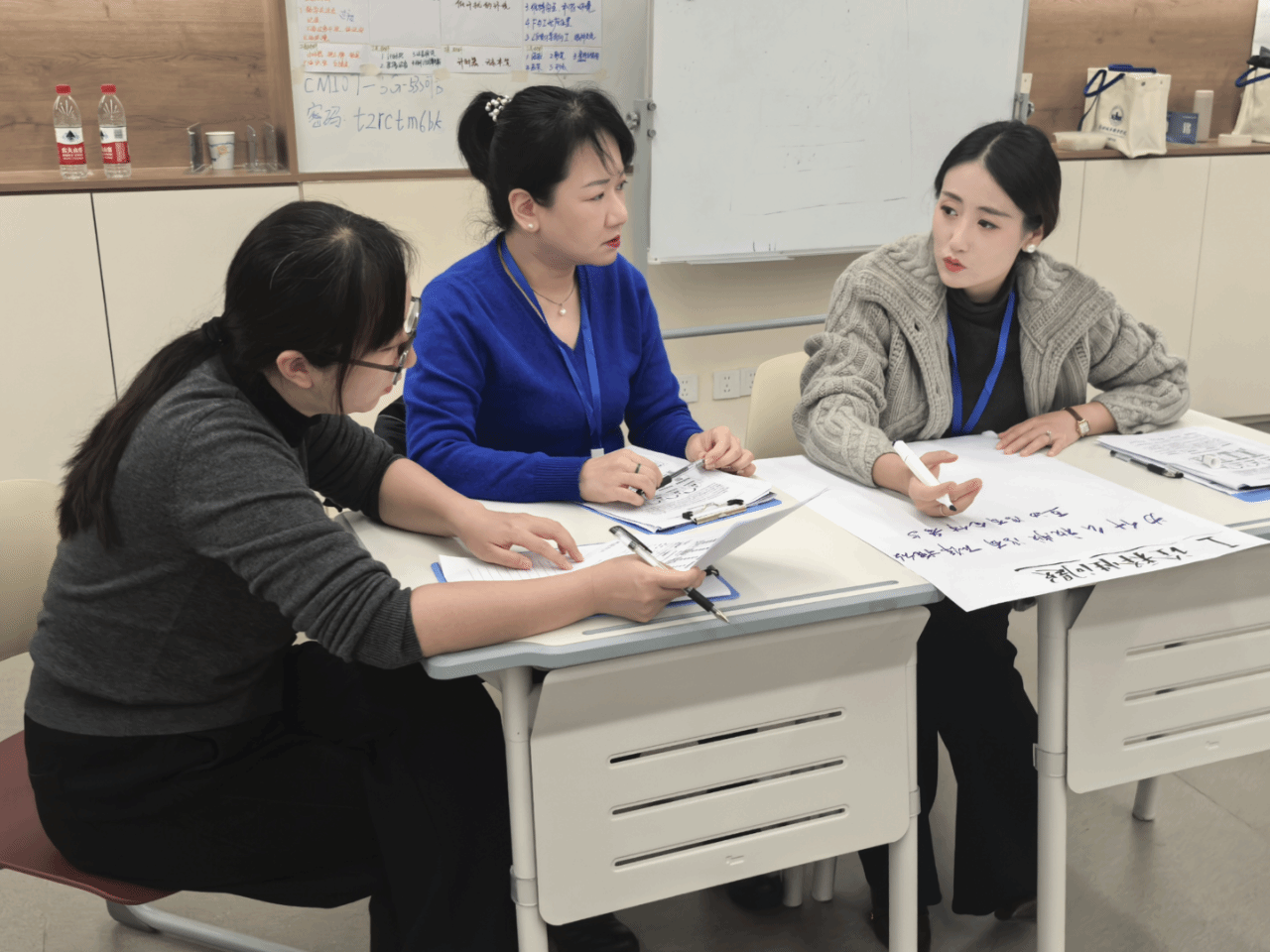 王甲莉老師在參與FDW引導(dǎo)員工作坊培訓(xùn) 王甲莉老師在參與FDW引導(dǎo)員工作坊培訓(xùn)