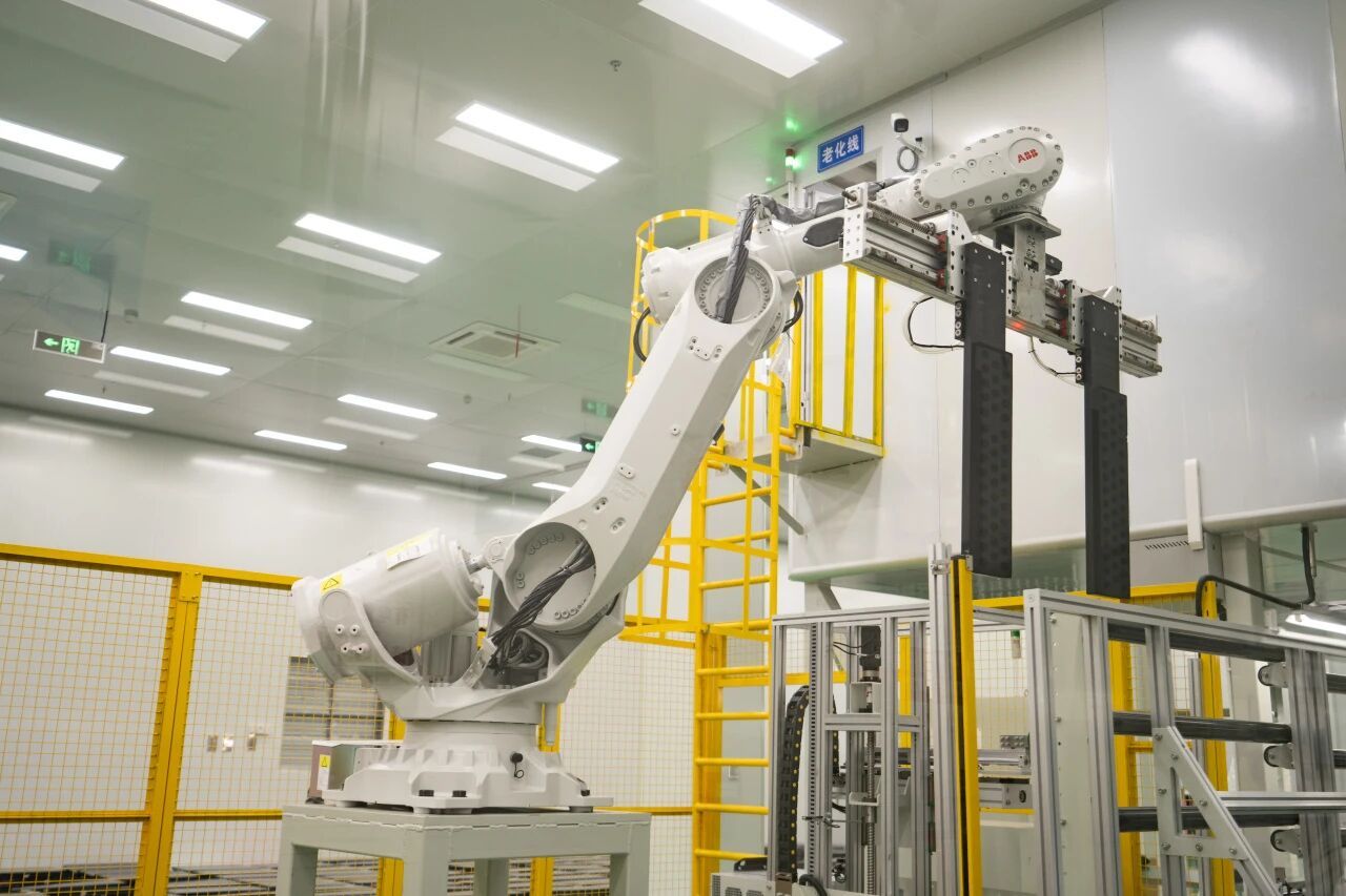 機(jī)器人機(jī)械臂車間