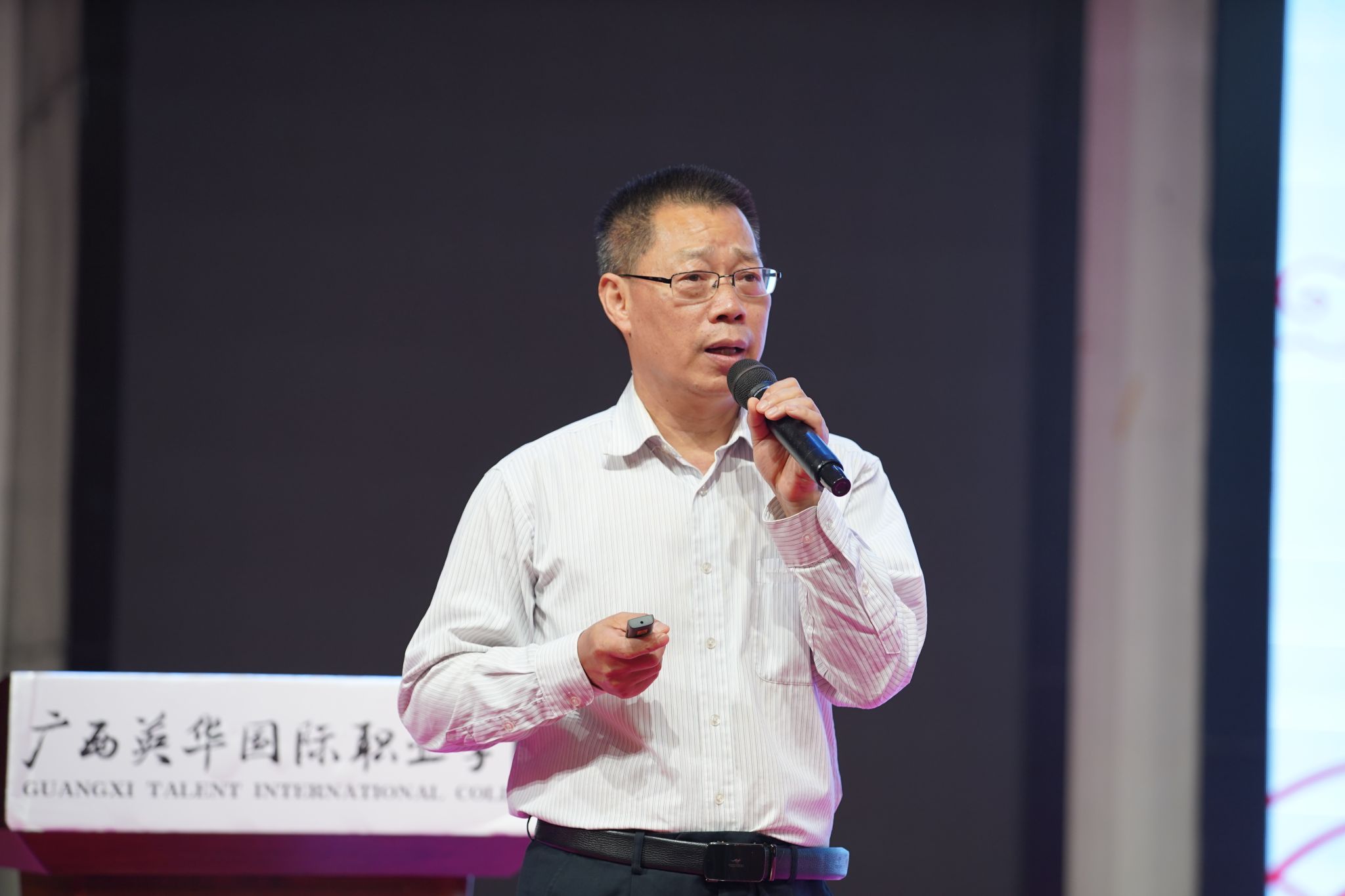 黨委書(shū)記黃家良為師生作專題報(bào)告 黨委書(shū)記黃家良為師生作專題報(bào)告