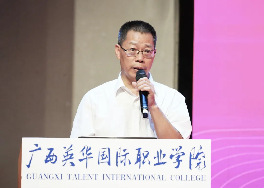 校長鄒利斌講話