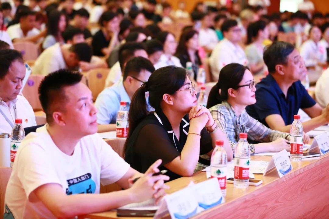 老師們認(rèn)真聽講 老師們認(rèn)真聽講