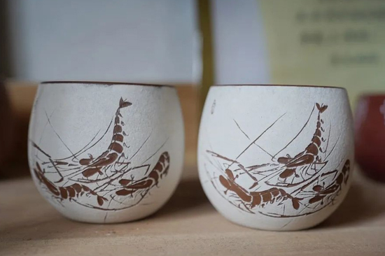 唐彩桔將齊白石《蝦》圖元素融入到坭興陶。學(xué)校供圖