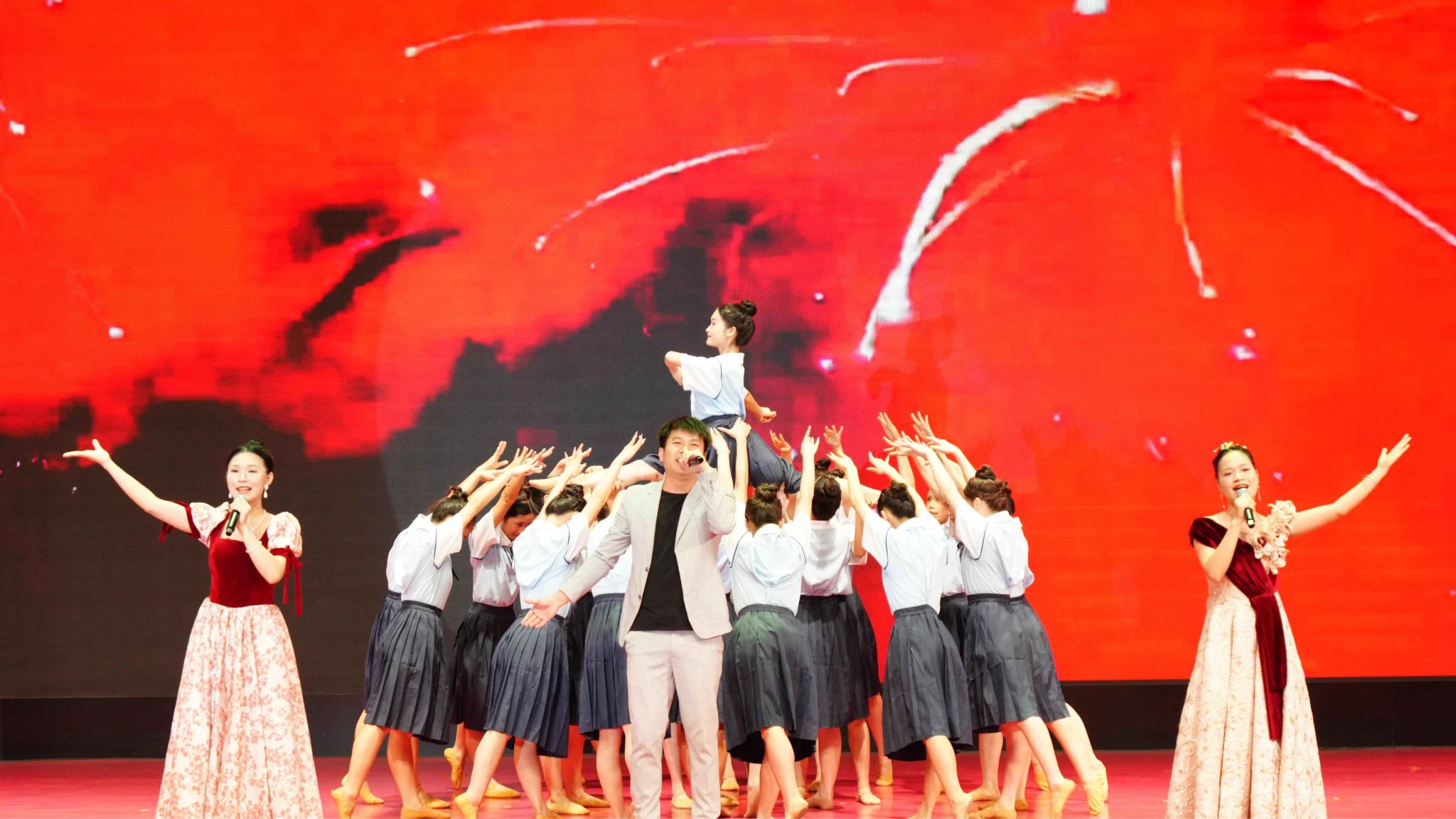 奮斗者，正青春——廣西英華國際職業(yè)學(xué)院“五四”表彰大會隆重舉行