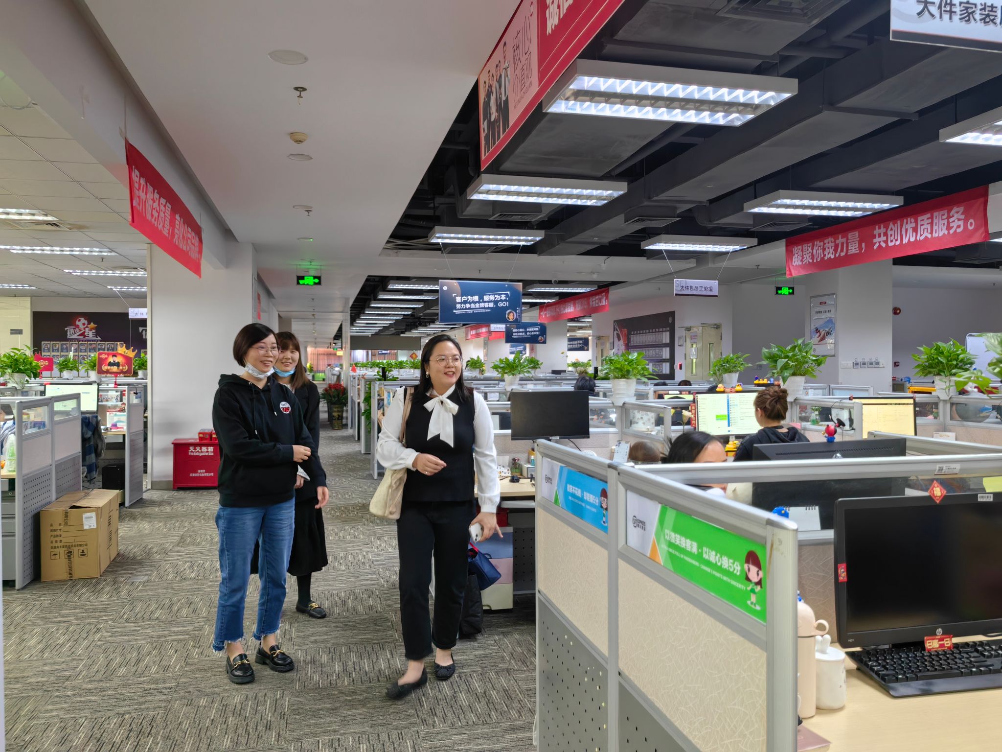 領導到順豐運營中心考察