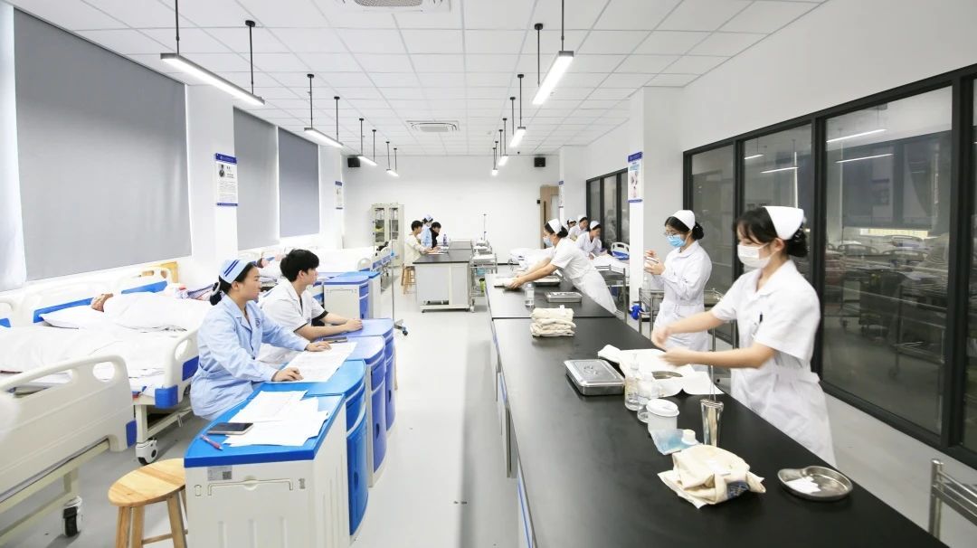 學校大健康學院學生進行實踐操作