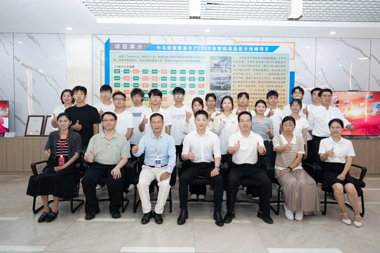 企業(yè)領(lǐng)導(dǎo)和學(xué)生合照