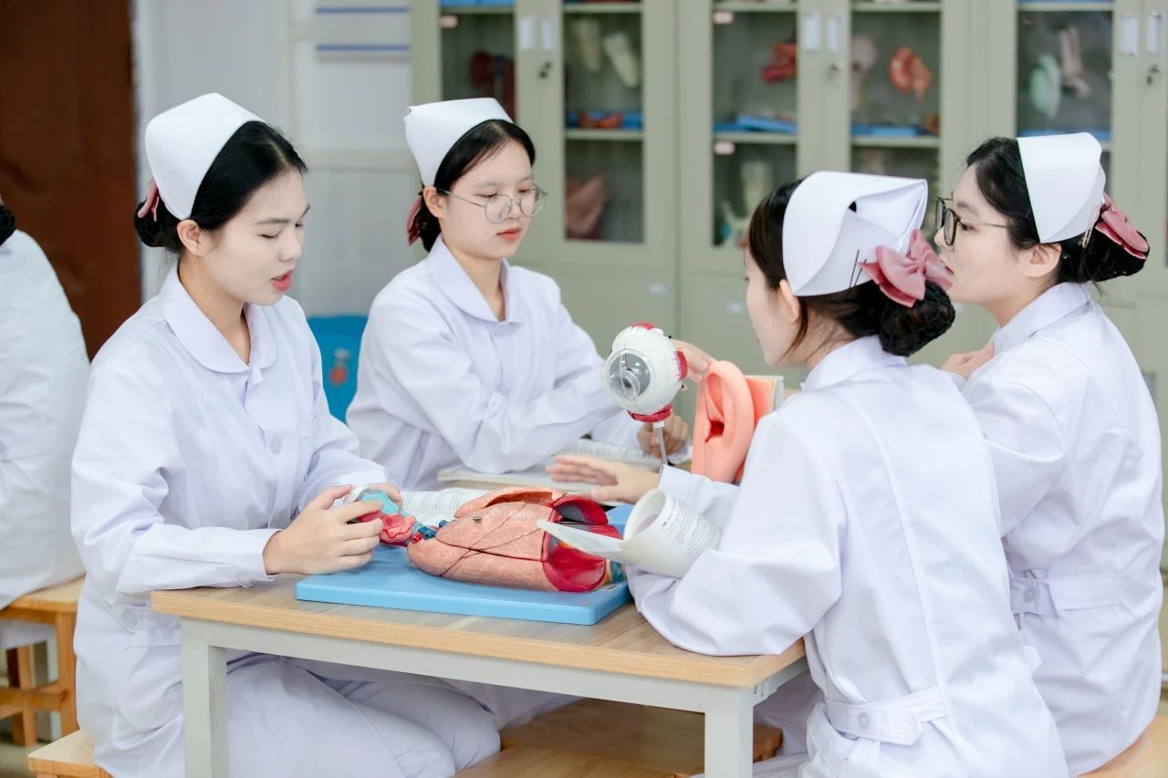 學(xué)校大健康學(xué)院學(xué)生進行專業(yè)學(xué)習(xí) 學(xué)校大健康學(xué)院學(xué)生進行專業(yè)學(xué)習(xí)