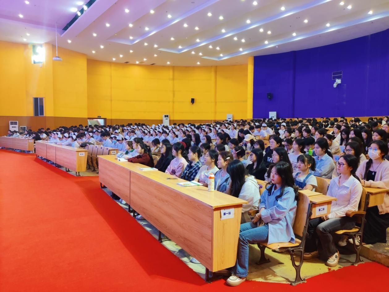 全體輔導(dǎo)員以及學(xué)生入黨積極分子等500余人聆聽(tīng)報(bào)告 全體輔導(dǎo)員以及學(xué)生入黨積極分子等500余人聆聽(tīng)報(bào)告