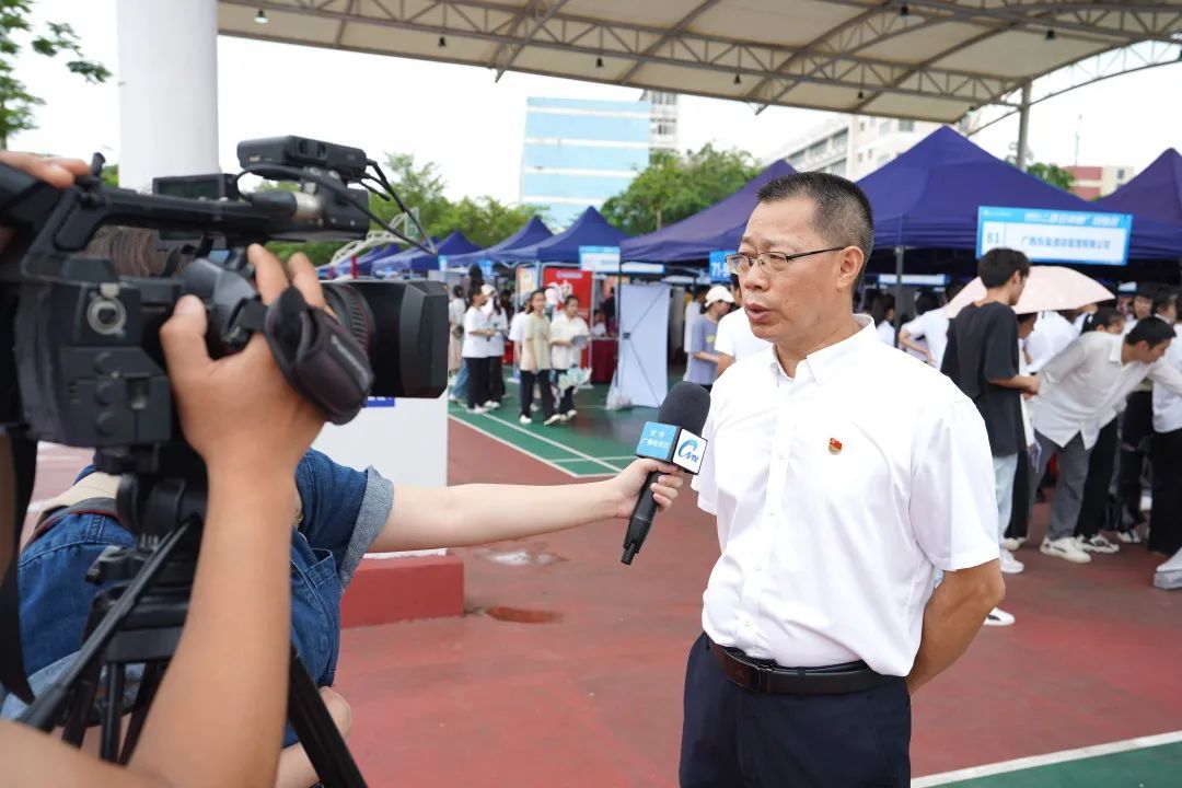 學校黨委書記黃家良接受欽州電視臺采訪 學校黨委書記黃家良接受欽州電視臺采訪