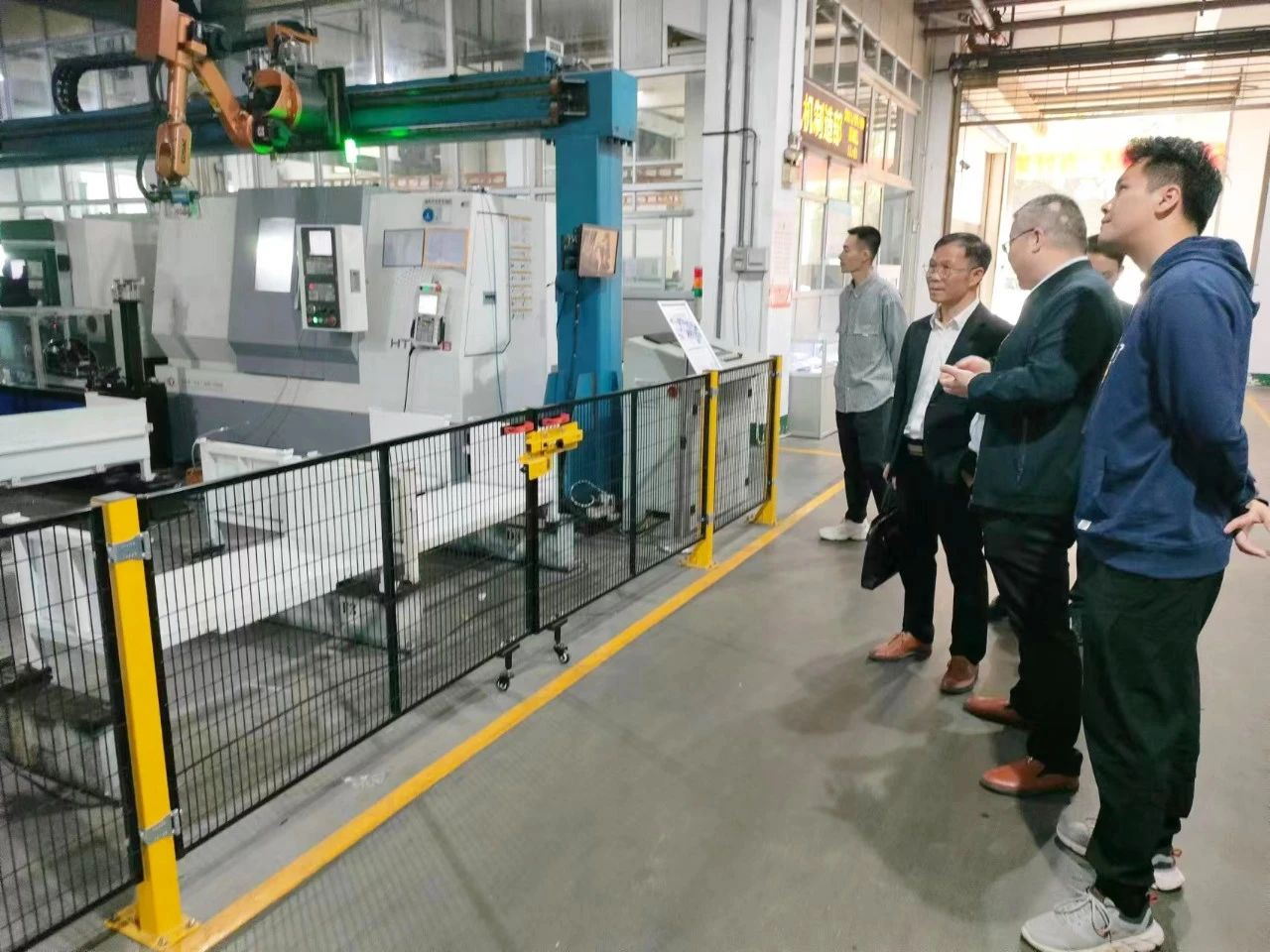 企業(yè)領(lǐng)導(dǎo)為老師講解