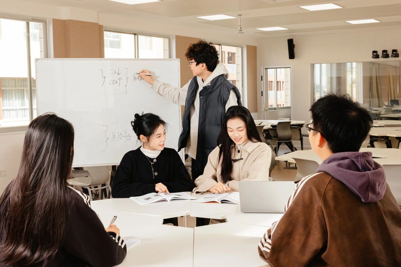 廣西英華國(guó)際職業(yè)學(xué)院sc教室學(xué)生研討 廣西英華國(guó)際職業(yè)學(xué)院sc教室學(xué)生研討