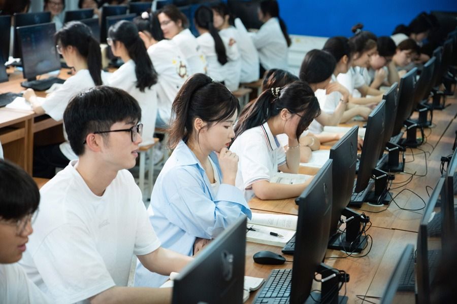 大數(shù)據(jù)與財(cái)務(wù)管理實(shí)訓(xùn)室