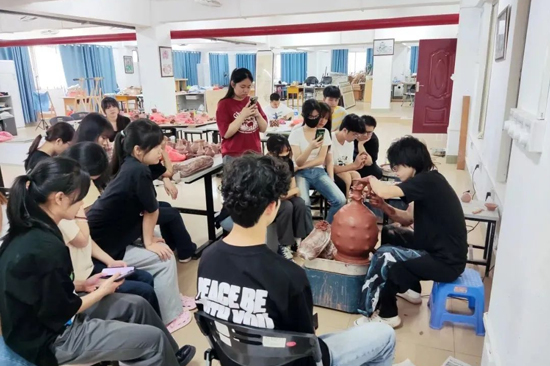 唐彩桔為學(xué)生展示拉坯技術(shù)。學(xué)校供圖