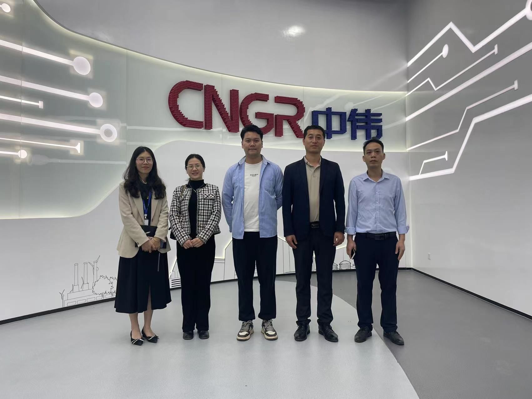 企業(yè)領(lǐng)導(dǎo)與老師合照 企業(yè)領(lǐng)導(dǎo)與老師合照