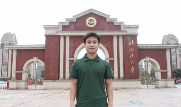 利遠(yuǎn)彬在北部灣大學(xué)門口留影