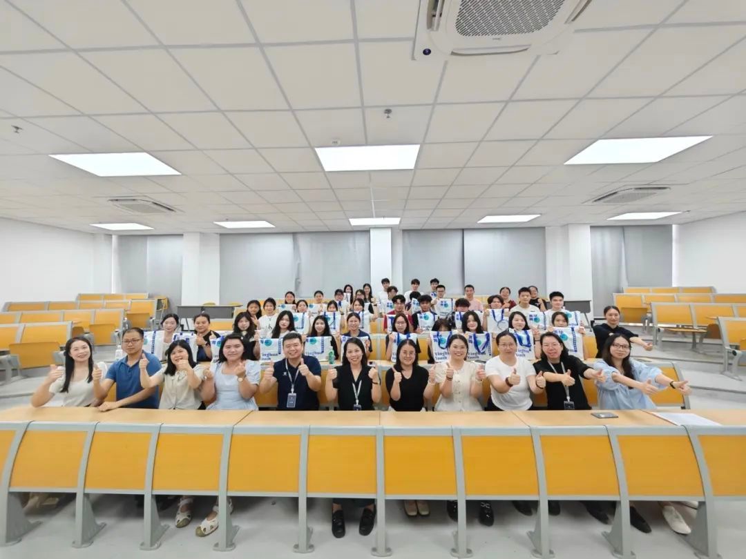 老師們和同學們合照