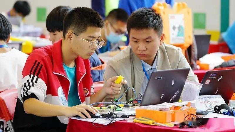 廣西英華附中學(xué)子黎仔健榮獲市級機(jī)器人競賽高中組一等獎