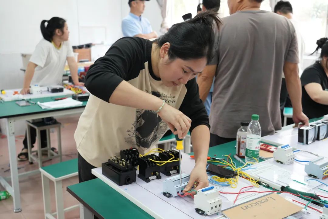 低壓電工作業(yè)培訓班學員在實踐操作 低壓電工作業(yè)培訓班學員在實踐操作