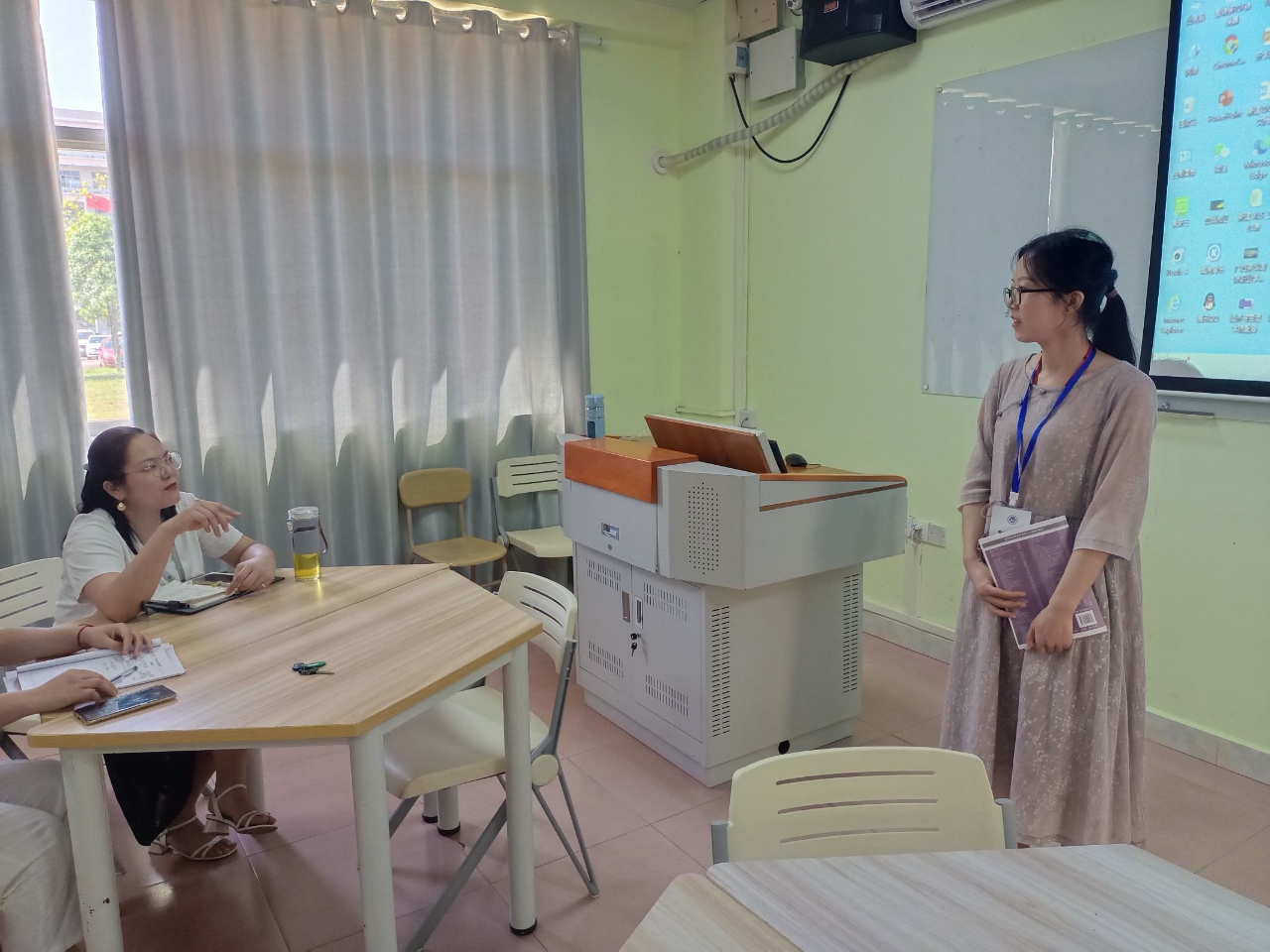 葉泫蠲院長(zhǎng)對(duì)教師給予肯定 葉泫蠲院長(zhǎng)對(duì)教師給予肯定