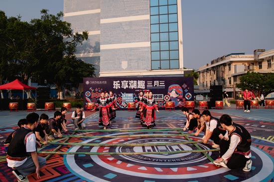 學(xué)生竹竿舞表演