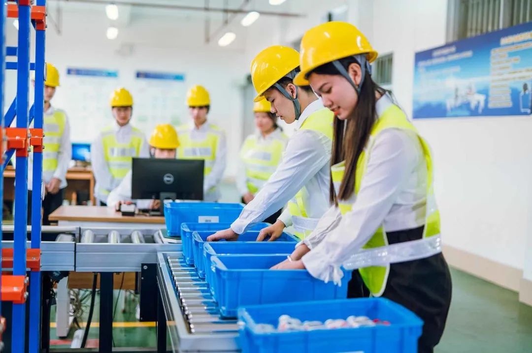 開(kāi)設(shè)現(xiàn)代物流專業(yè),為欽州港發(fā)展培養(yǎng)專業(yè)技術(shù)人才 開(kāi)設(shè)現(xiàn)代物流專業(yè),為欽州港發(fā)展培養(yǎng)專業(yè)技術(shù)人才