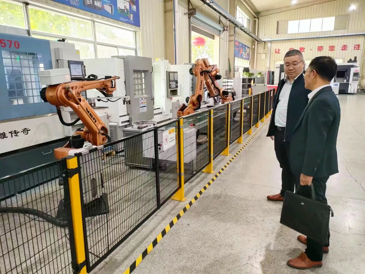 領(lǐng)導(dǎo)參觀(guān)各種設(shè)備