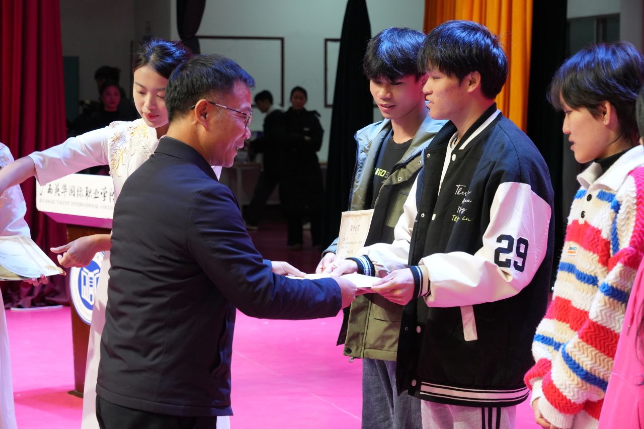 鄒才深頒獎(jiǎng)儀式