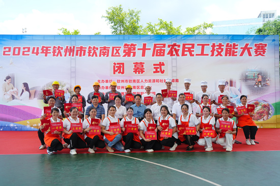 合影留念。學(xué)校供圖