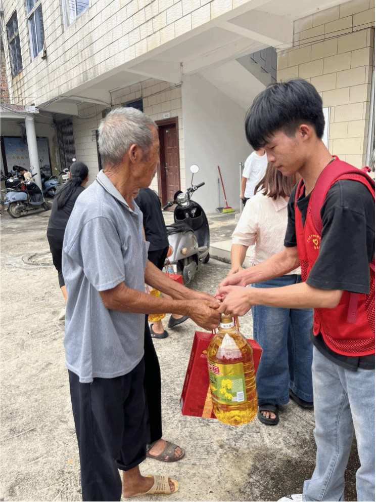 同學(xué)們?yōu)槔先撕土羰貎和腿ビ汀⒚住⑴Ｄ涛镔Y