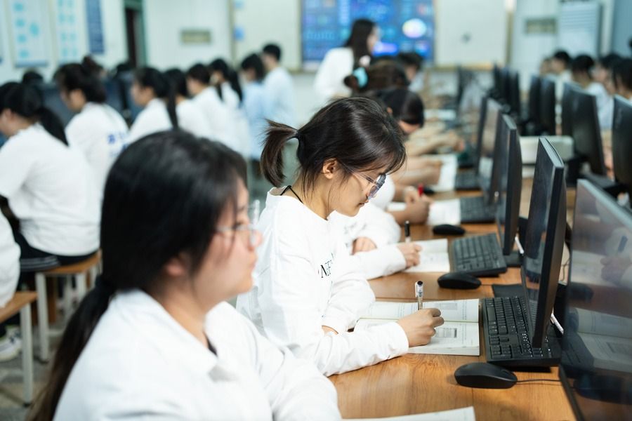 大數(shù)據(jù)與財(cái)務(wù)管理實(shí)訓(xùn)室