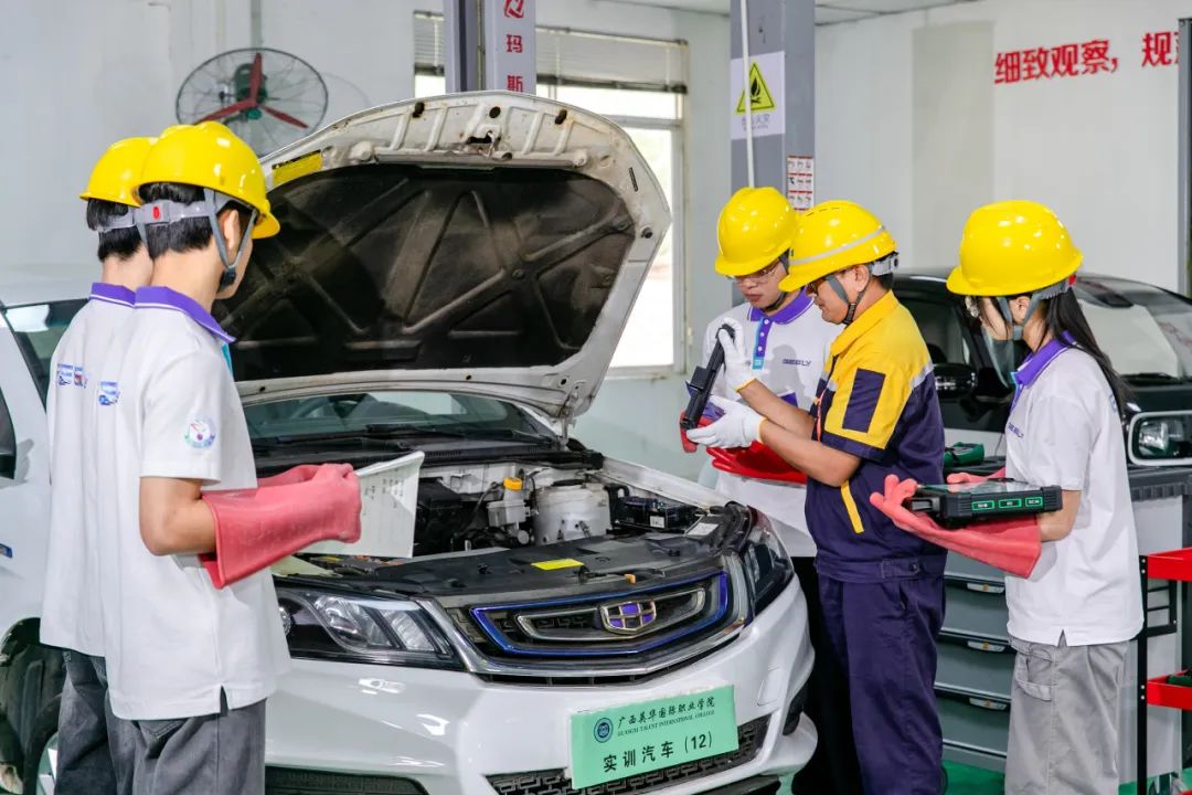 學(xué)生上實訓(xùn)室 學(xué)生上實訓(xùn)室