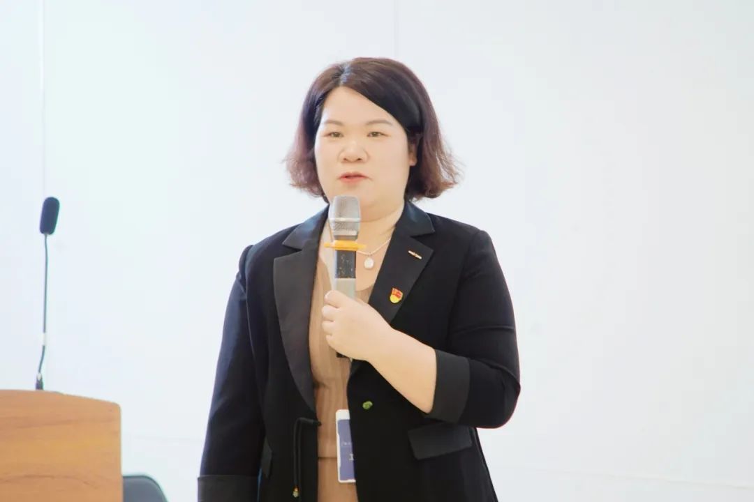 趙春輝校長為學(xué)生講解思政課 趙春輝校長為學(xué)生講解思政課