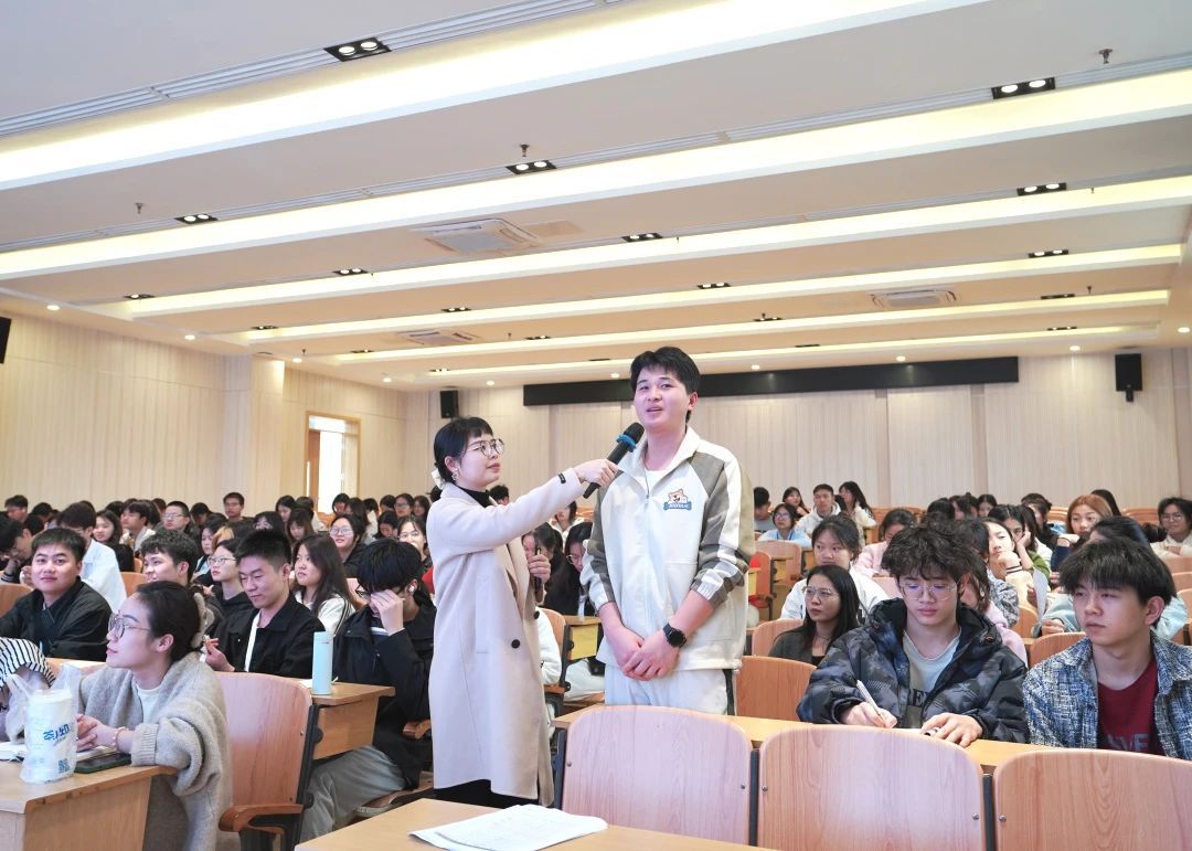 老師提問同學(xué)