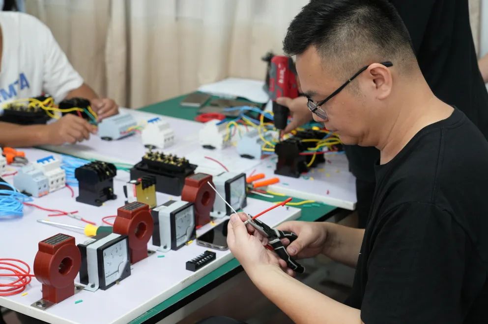 低壓電工作業(yè)培訓班學員在實踐操作 低壓電工作業(yè)培訓班學員在實踐操作