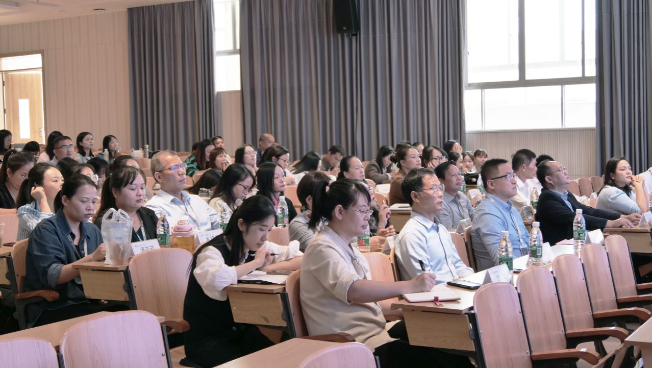 老師們?cè)谡J(rèn)真聽講