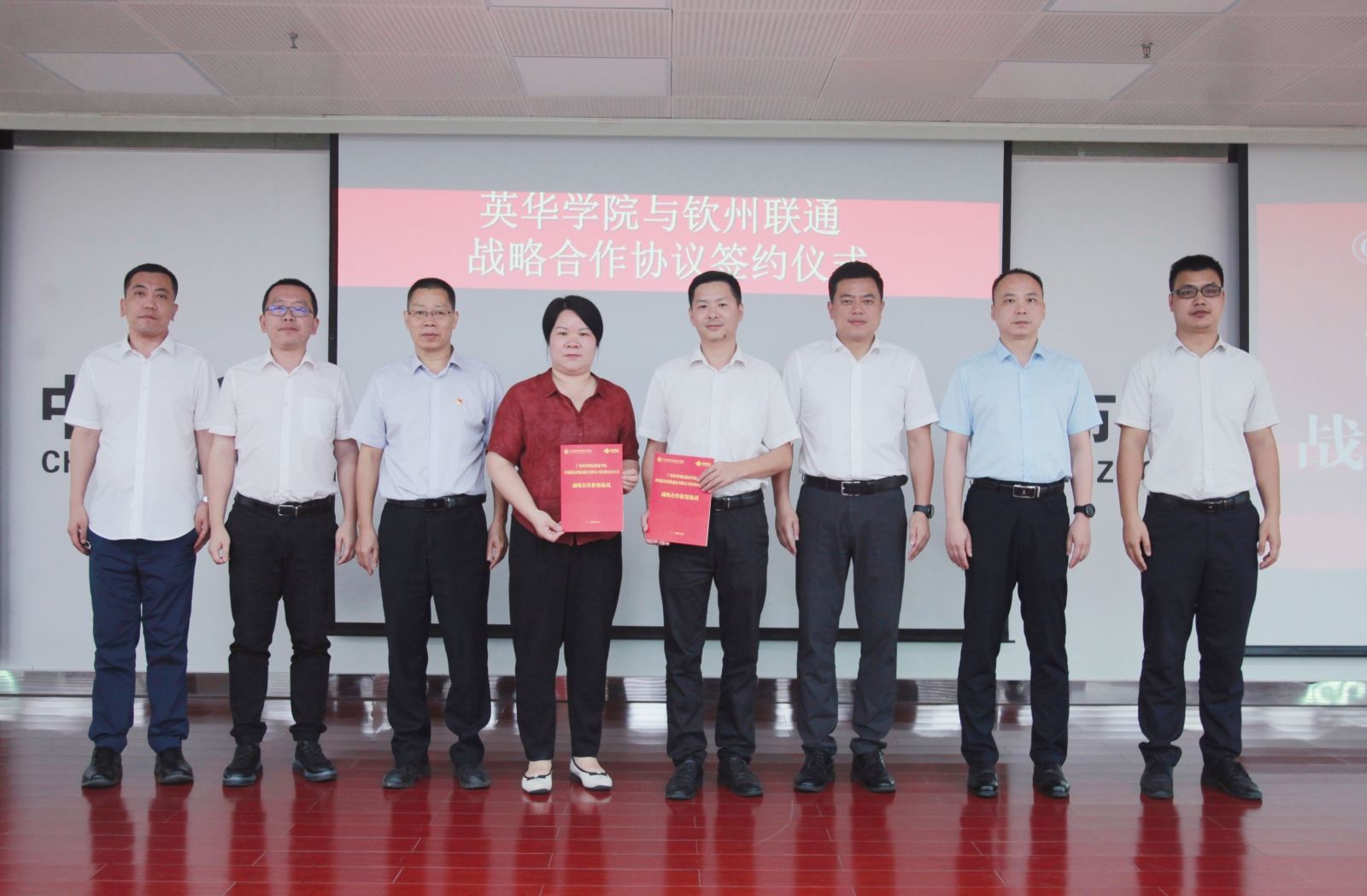 學(xué)校監(jiān)事會主席鐘偉、副校長趙春輝參加簽訂儀式