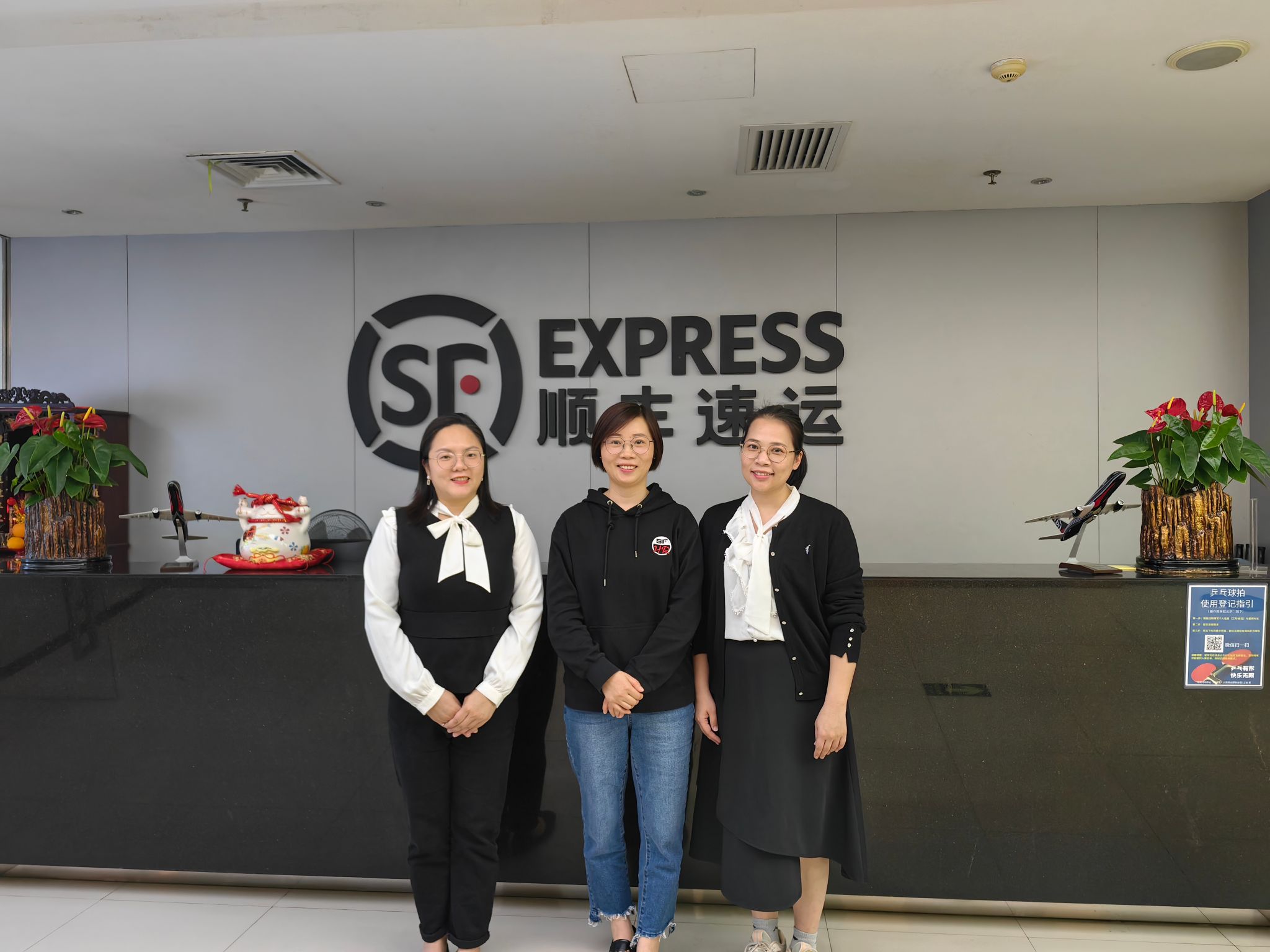 老師和企業(yè)領導合照