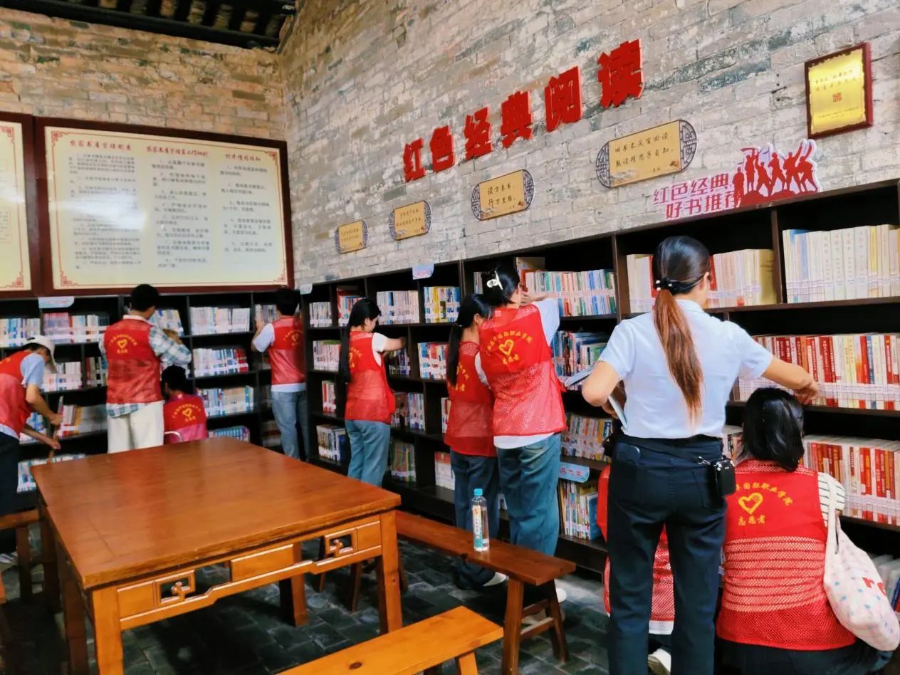 同學(xué)們在打掃萍塘村書屋