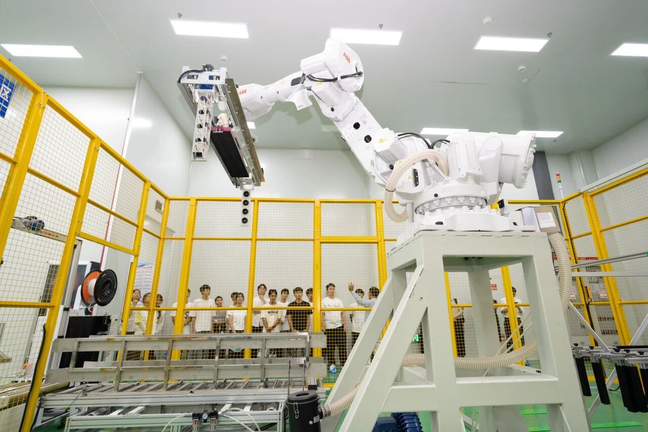 機(jī)器人機(jī)械臂車間