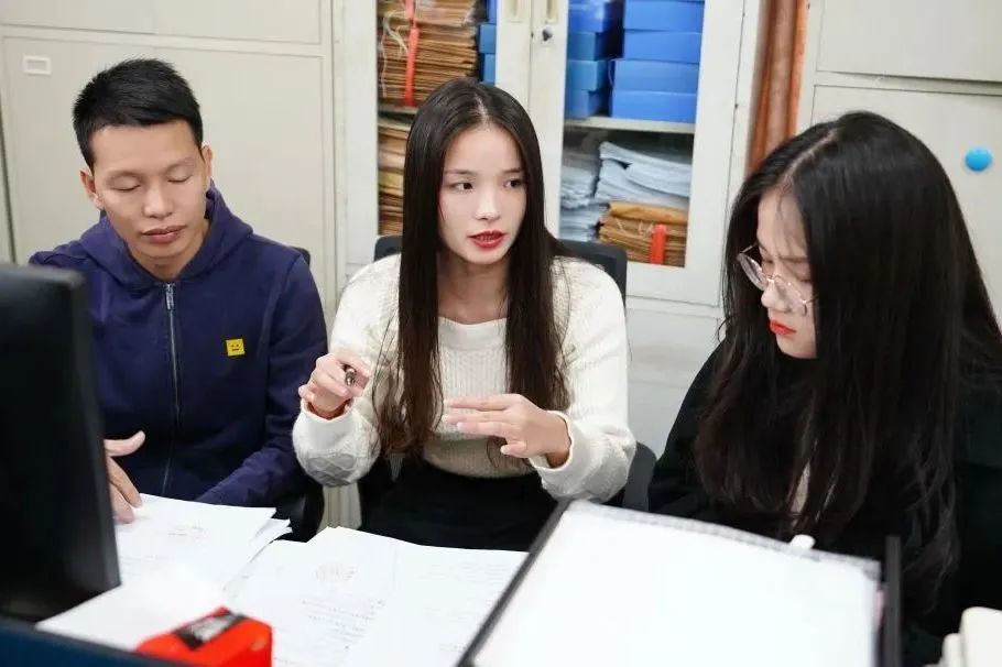 老師指導(dǎo)學(xué)生 老師指導(dǎo)學(xué)生