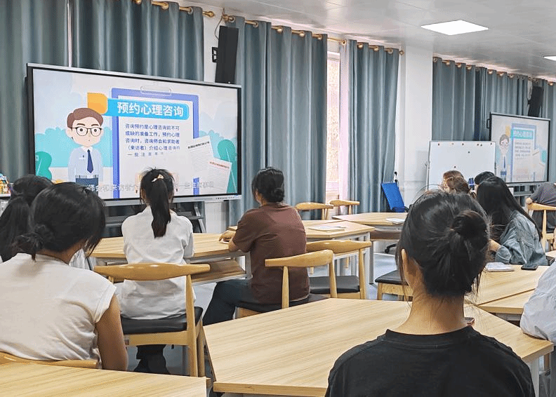 同學(xué)們認(rèn)真聽課