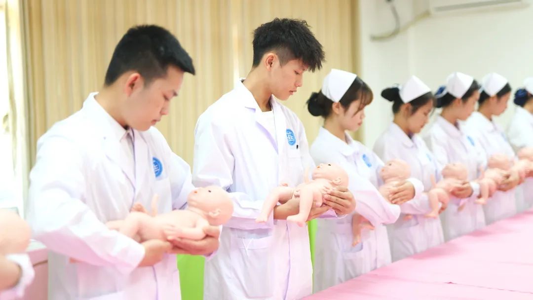 中級育嬰師、中級保育師證書樣本 培訓(xùn)場景