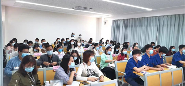 教師開始進行現(xiàn)場課堂展示