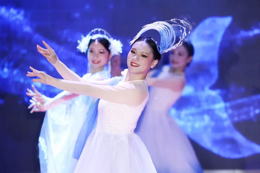 舞蹈《踏浪尋光》