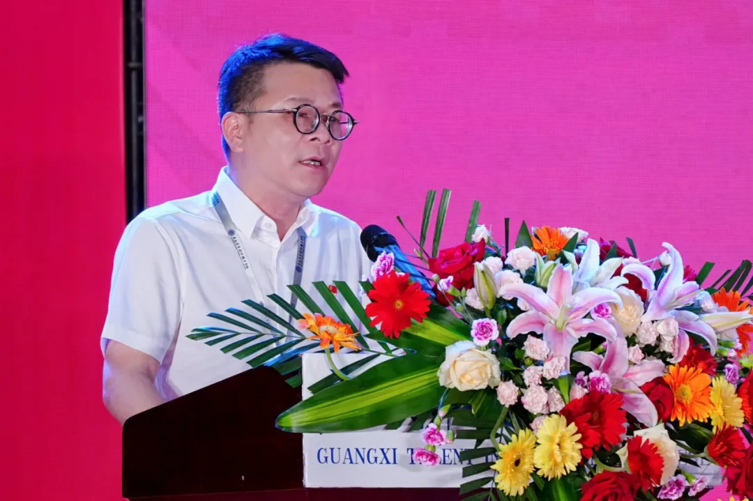 校長鄒利斌教授在大會上熱烈祝賀同學(xué)們