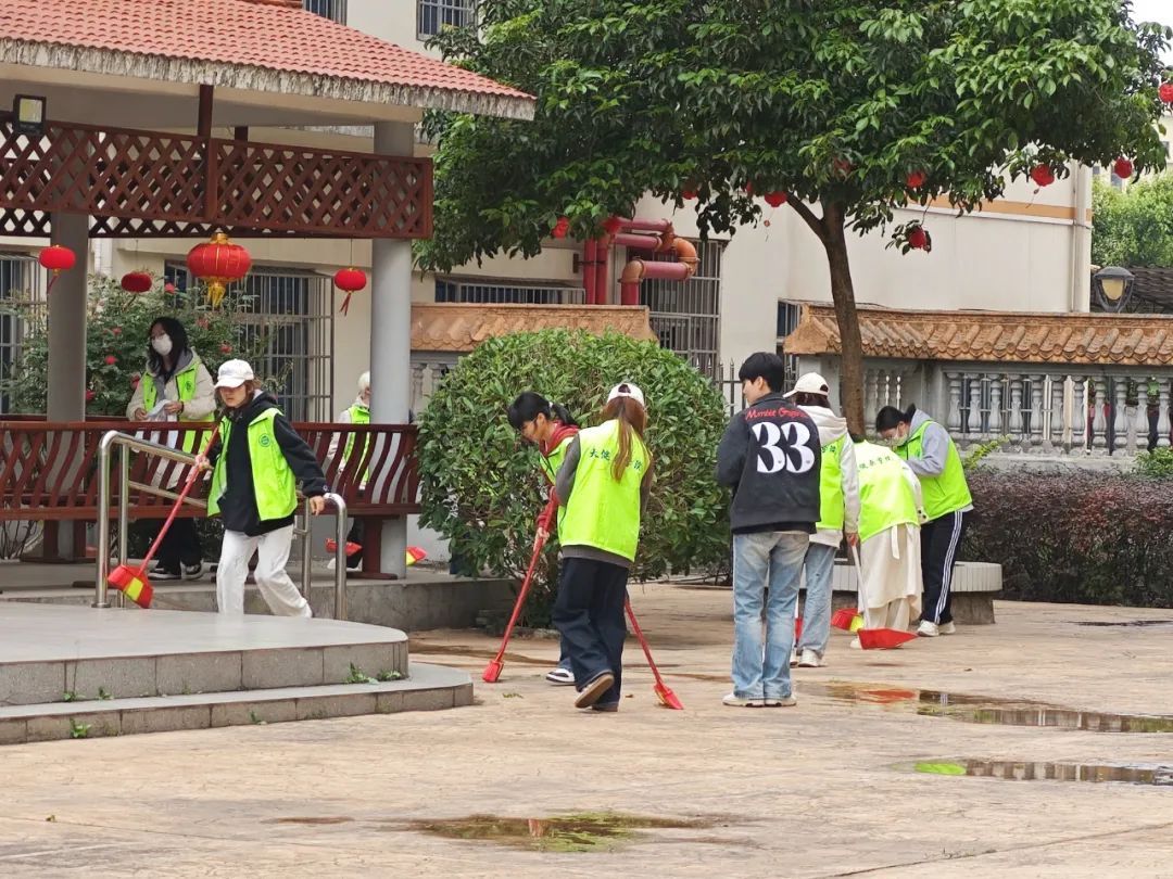 志愿者打掃現(xiàn)場