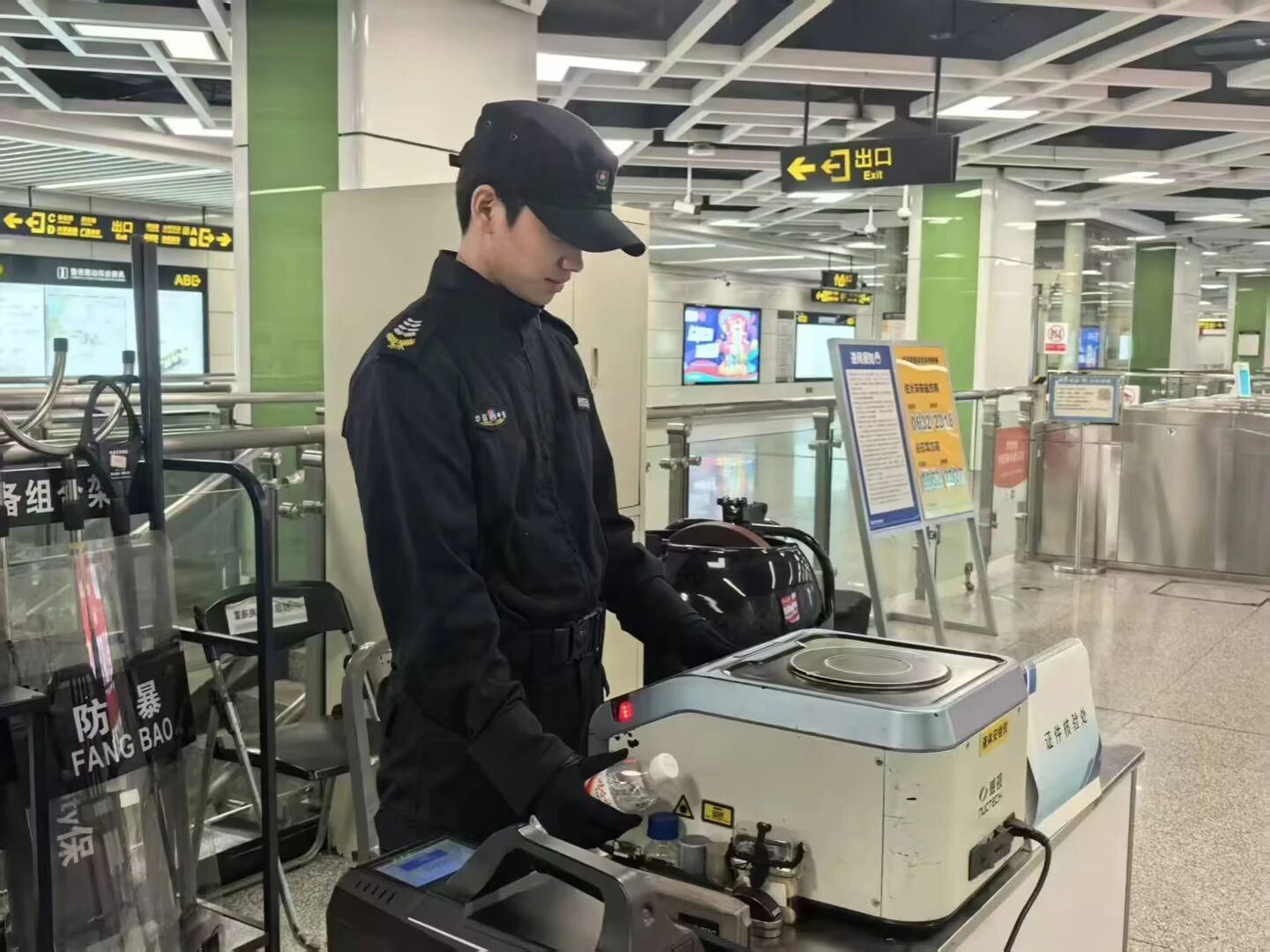 廣西英華國(guó)際職業(yè)學(xué)院城軌學(xué)生進(jìn)行液體檢測(cè)