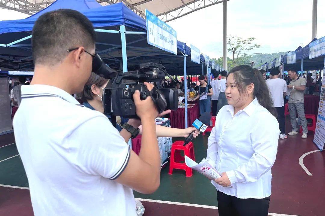 電子商務專業(yè)學子接受記者采訪 電子商務專業(yè)學子接受記者采訪