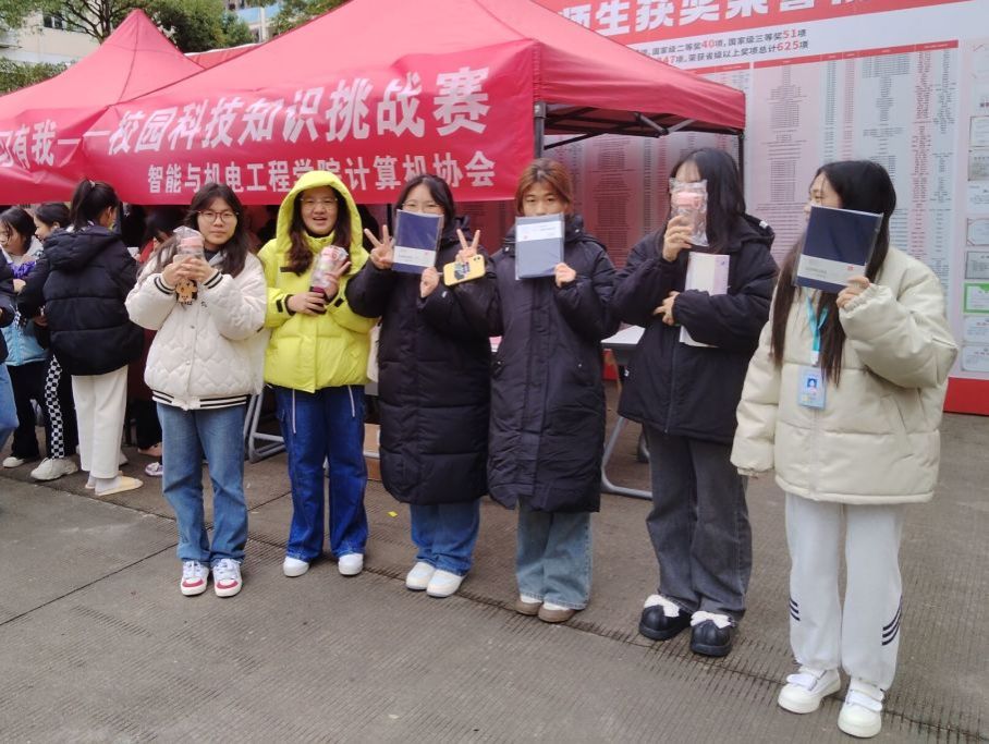 同學(xué)們拿到禮品的開心